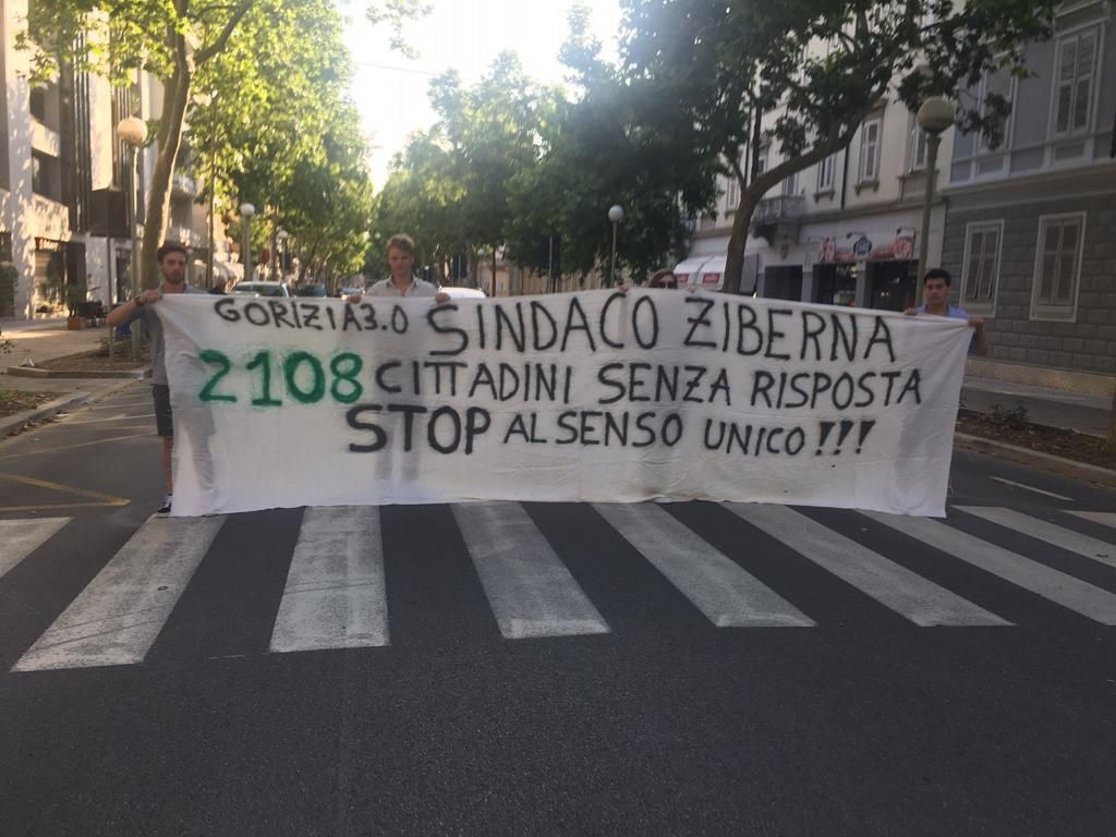 Immagine per Bloccano corso Italia con un flash mob a Gorizia, nuova protesta contro il senso unico